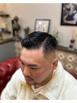 サイドパートミドルスキンフェード