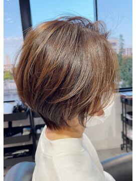 ユーリ(JUURI) ハイライトを活かしたショートボブ