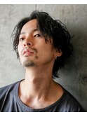 黒髪波巻きスパイラルパーマメンズカットミディアムヘアツーブロ