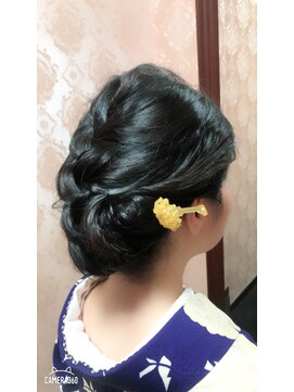 リレア(Relea) レトロ風編み込みシニヨン