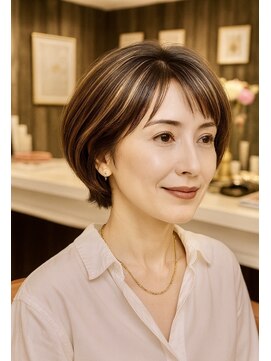 大人の上品ハイライト入りショートボブ