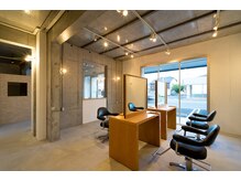 アルベリーヘアーアンドスパ 掛川中央店(ALBELY hair&spa)の雰囲気（【掛川市役所前駅】ヘアデザインを最優先に考えたミニマムな空間）