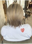 ベージュ