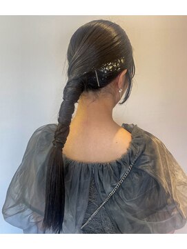 イラ(Era) タイトポニー/ロングヘア