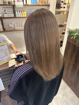 オーバルヘアー(OVAL hair) 透き通る髪色で引き出すスタイル/くすみオリーブベージュ