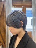 ブルーシルバーハイトーンダブルケアカラーショートスタイル