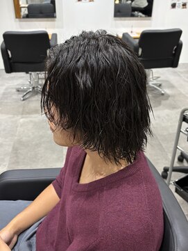 ヒュイル バイ ニアウ(Hwyl by Niau) メンズカットパーマボブ波巻きスパイラルパーマセンターパート