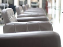 スウィート スウィート Sweetの雰囲気（白基調の清潔感ある店内。朝9時～営業[髪質改善トリートメント]）