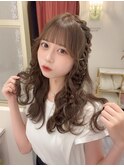 ミルクティーベージュ編み込みヘアアレンジアイドル前髪が可愛い