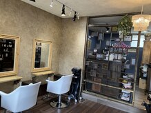 ヘアーメイク ブービートラップ(Hair Make Booby trap)の雰囲気（木を基調にした家具やワゴン）
