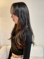 タヴィ(Tavi) ロングレイヤースタイル/顔周りレイヤー/顔周りカット/レイヤー