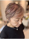ピンクのハイライトで彩り白髪活かし 脱白髪染め