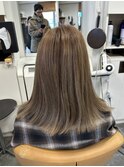 透明感グレージュの外ハネミディ
