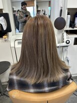 グロウアップバイトゥエンティーフォー 稲葉(glow up by24) 透明感グレージュの外ハネミディ