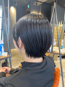 エミュー(emue) 20代30代人気 地毛風カラー 艶カラー 耳かけショート 襟足カット