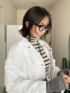 エイチ(811) ミニウルフホワイトグレージュレイヤーカット大人ショート美髪