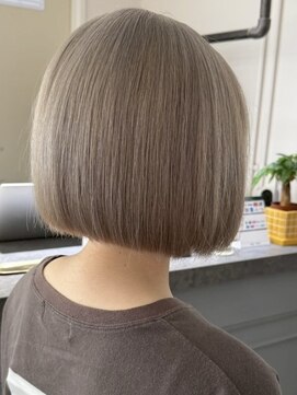 イリ 梅田(ili) ハイトーンカラーミルクティーベージュレイヤーカット