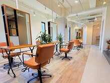 明るく落ち着く店内でリラックスできる空間［浦安/南行徳/髪質改善/白髪染め/縮毛矯正/]