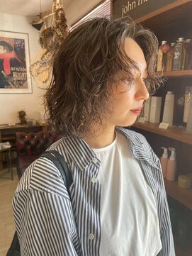 シー 岡崎(,SHE) 無造作な束感が映えるエアリーな外国人風ミディアムスタイル