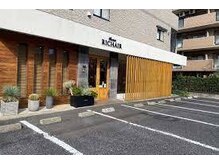 HOTELをコンセプトにした広々ラグジュアリー空間で居心地の良いひと時をご提供♪駐車場も8台完備