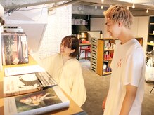 ずらりと並んだ本棚から気になる一冊を