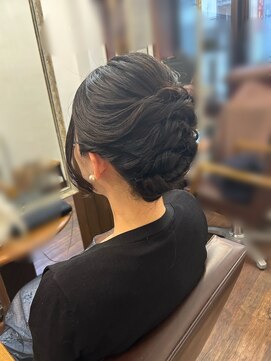 ワンイレブン 新橋銀座口(ONE_ELEVEN) シニヨン