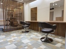 ニコヘアー(niko hair)の雰囲気（木のぬくもりを感じる空間で周りを気にせずゆっくり過ごせます♪）