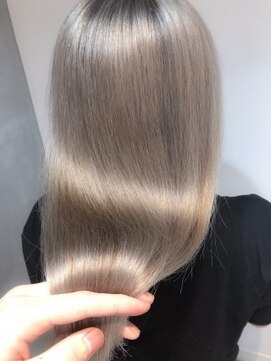 ジーナ(XENA) ホワイトオルチャンヘア