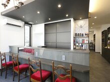 ヘアースタイリストサロン レオン 土浦店(HAIR STYLIST SALON LEON)の雰囲気(【レセプション】施術室と待合室は区切られています。)