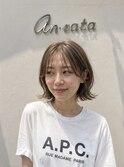 髪がやわらかく見えるヌードラテベージュ