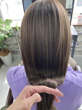 モニカ ヘア(MONIKA HAIR) ナチュラルハイライト。ロング