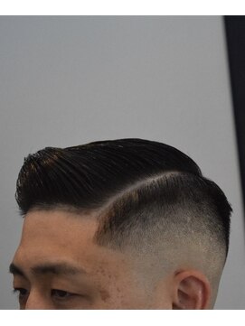 ジェイジー(Jzzy) サイドパート　フェードスタイル