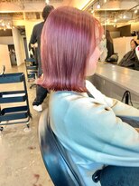 エレノア 藤沢(Eleanor)&nbsp;【外ハネボブ × ピンクカラー】動きと華やかさを楽しむスタイル