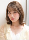イメチェン厚めバング耳かけフォギーベージュ毛先パーマミディ