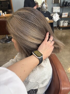 スアバイキキ(SuA by kiki.) ミディアムレイヤー/ハッシュカット/ワインレッド[千葉]