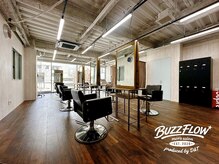 バズフロー バイ ディーアンドティー(BUZZ FLOW by D&T)の雰囲気（木目調のヴィンテージな空間◎ メンズカット/メンズパーマ）