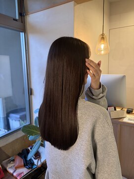 シー 岡崎(,SHE) ナチュラルブラウンカラーロングヘア