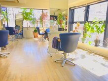 ヘアースペース クラフト(hair space CRAFT)の雰囲気（光差し込む開放感あるガラス張りサロンです。電車が横に見えます）