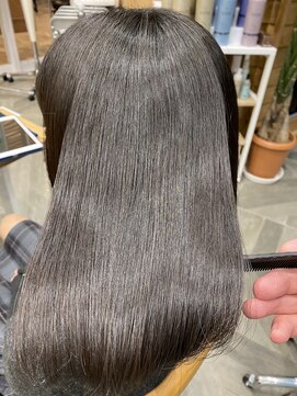 スプリング ウシワカマル(SPRING@ushiwakamaru) 【ツヤツヤのレア髪ストレート】【傷ませない艶髪矯正】