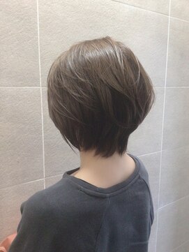 ボネッカ 鶴見(BONECCA) ペールカーキ×外ハネショート 石黒聡子