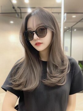 ジルバイジゼル(JILL by GiseL) ロング　顔周り　レイヤーカット　ミルクティーベージュ　艶髪