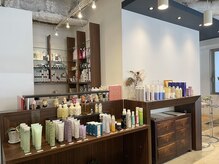 チェスト 神戸本店(CHEST)の雰囲気(ビル8階のエレベーターが開くとすぐフロントと商品棚があります)