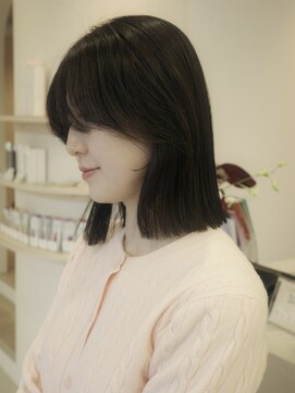 エメ 小山(Aimer) 肩下ミディアムレイヤーカット