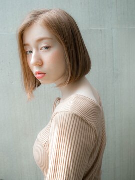 ルティア(Lutia) センターパート 切りっぱなしボブ クリーミーベージュ