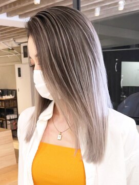 シオン(shion) ホワイトブロンド美髪ミディアム外ハネボブ_ba385632