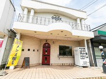オドックスハナイ(oddx hanai)の雰囲気（赤い扉と可愛らしい小窓が印象的な外観）