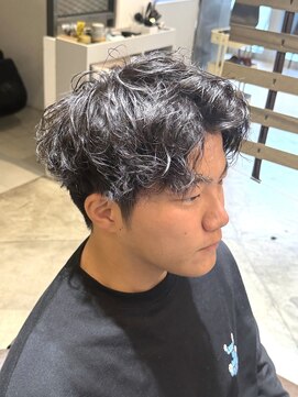 ノイセル(Noisyle) MEN’S HAIR/波巻ツイストスパイラル/フェザーパーマ/北堀江O
