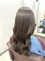 カミエ(kamie)&nbsp;ロングヘアを上品に。グレージュカラー×丁寧なカットで大人っぽ