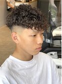 ワイルドツーブロック刈り上げくせ毛ショートバーバースタイル