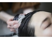 ご来店くださる全てのお客様にマイクロバブルお湯による頭皮と髪の毛の普段では、落としとれない汚れを除去